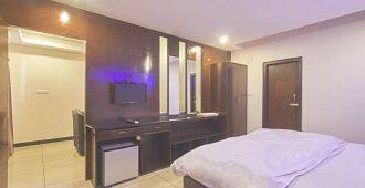 Hotel RL Grand, Kakinada 4